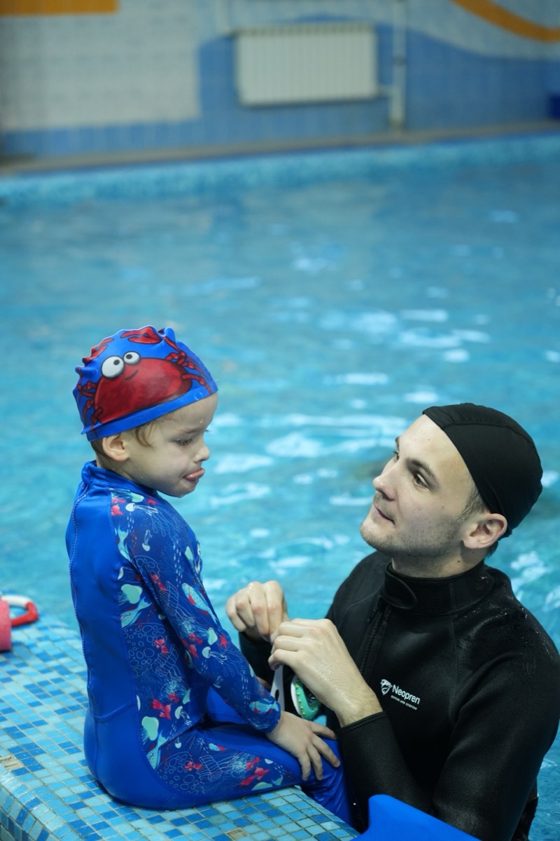 Андрей Анисимов на занятии в бассейне